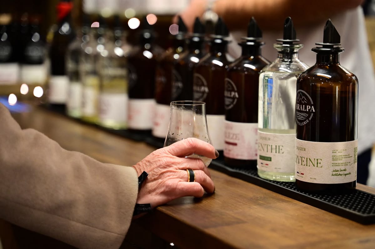 Bouteilles et verre de dégustation sur un comptoir
