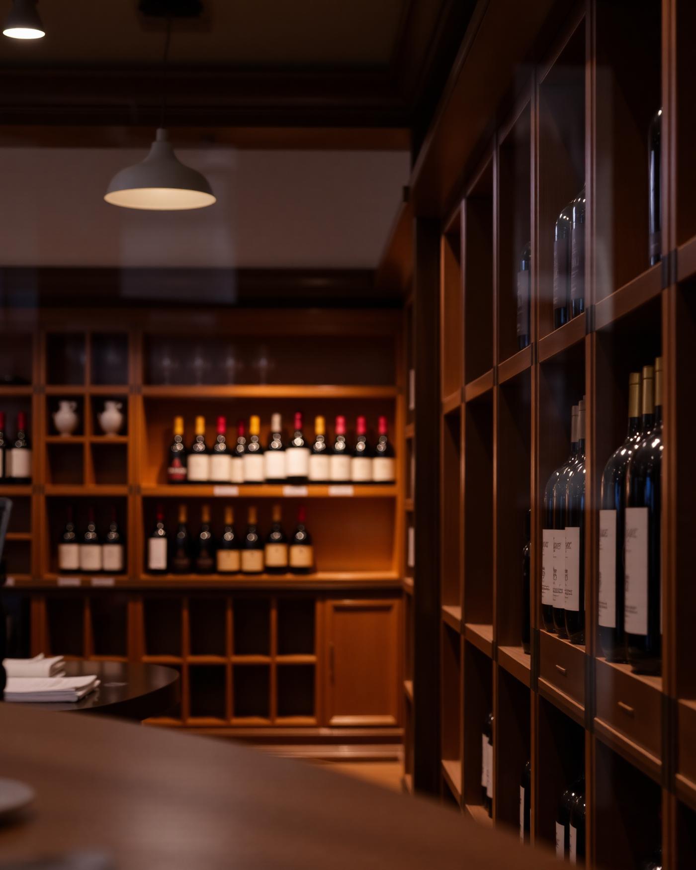 Rayonnages en bois d’une cave à vin élégante